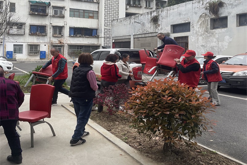 我为群众办实事||党建引领送温暖，，，，，，，爱心座椅进社区