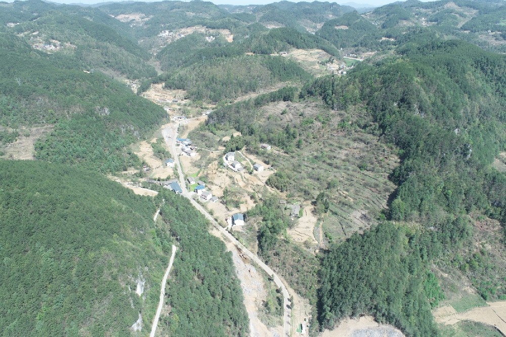 路愈宽，，，，，，，，景愈明，，，，，，，，可待漫慢行——朝天区曾家镇（曾家场镇至荣乐养生谷）段道路改建工程建设侧记
